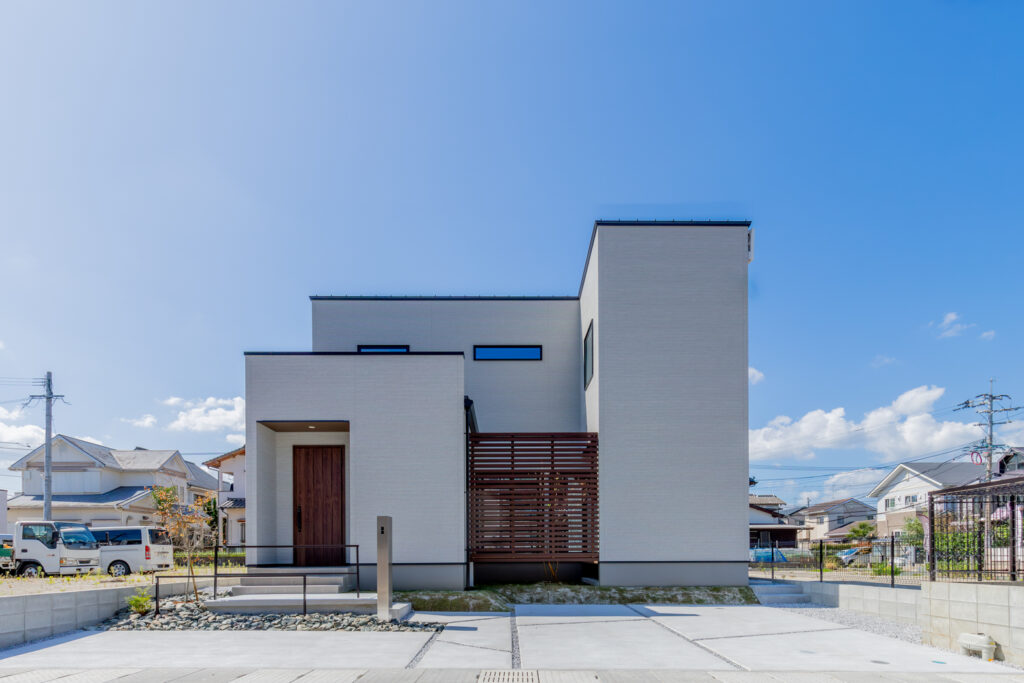 長崎県佐世保市の家。シンプルでスタイリッシュな外観。リビング階段はスリットになっており圧迫感のない仕上がり。階段側の窓からは中庭が見える