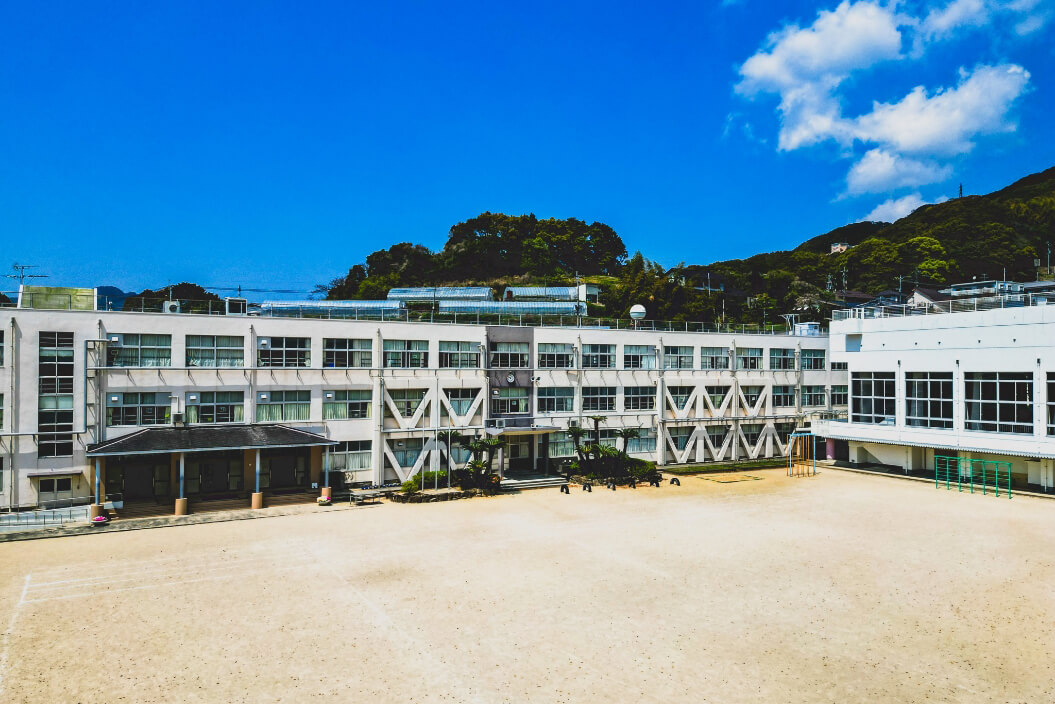 佐世保市立小佐世保小学校まで徒歩13分(850m)
